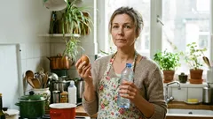 Hur man separerar äggula från äggvita på 30 sekunder med hjälp av en tom flaska